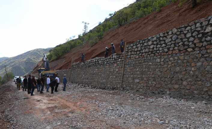 Başbağlar Köyü grup yolunda yapımı devam eden yol genişletme çalışmalarını