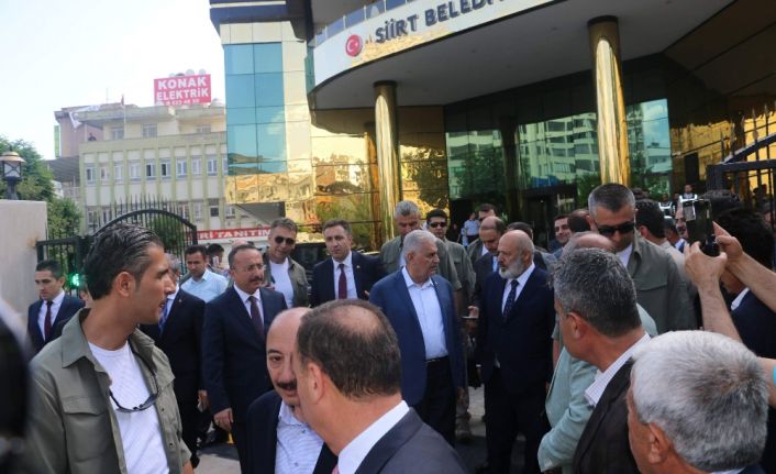 Başbakan Binali Yıldırım, belediyede Siirt’te muhtarlarla bir araya geldi. 