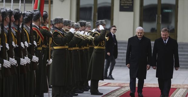 Başbakan Yıldırım, Belarus Başbakanı Kobyakov tarafından resmi törenle karşılandı.