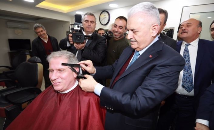 Başbakan Binali Yıldırım, esnaf ziyareti sırasında berberde bir vatandaşa saç