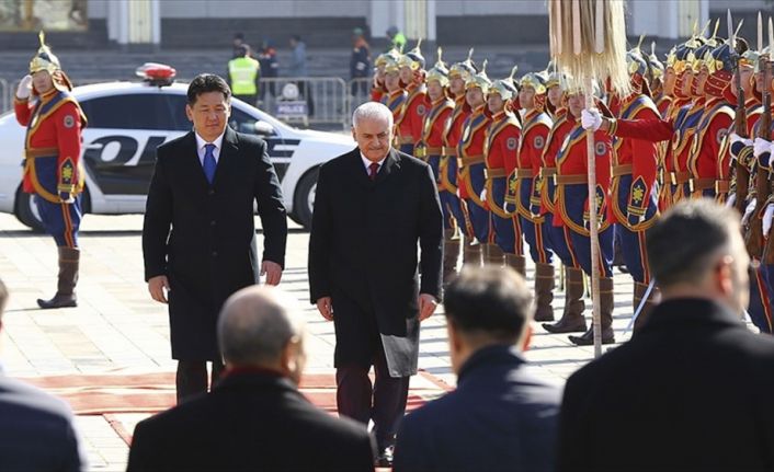 Başbakan Yıldırım, resmi temaslarda bulunmak üzere geldiği Moğolistan'da Başbakan Khurelsukh