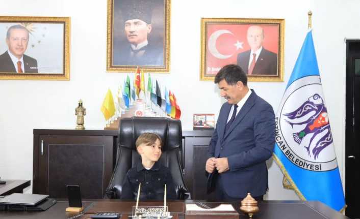23 Nisan Ulusal Egemenlik ve Çocuk Bayramı münasebetiyle öğrenciler Belediye