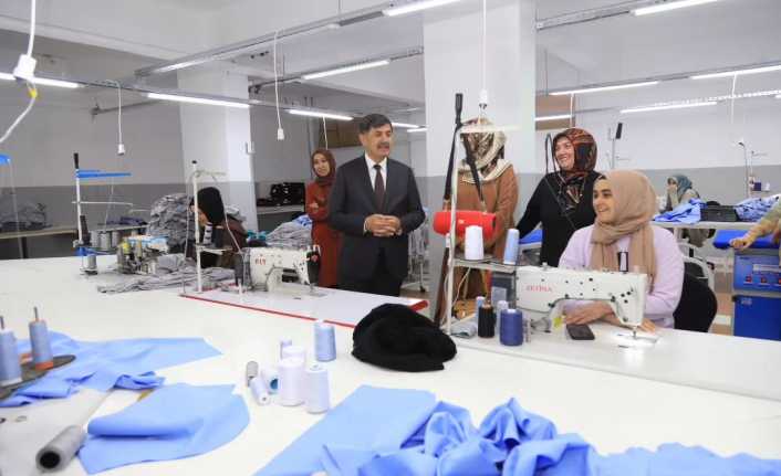 Belediye Başkanı Bekir Aksun Tekstil Üretim Atölyesini ziyaret etti.