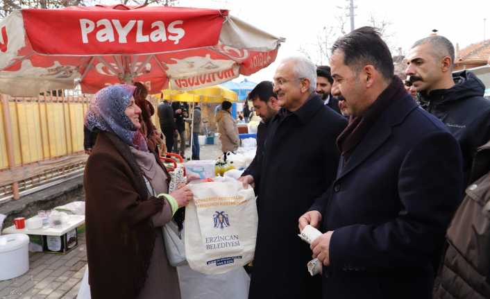 Başkan Başsoy Pazarda Vatandaşlara Bez Torba Dağıttı Erzincan Belediye Başkanı Cemalettin Başsoy, "Sıfır Atık Projesi" kapsamında