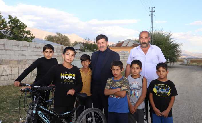 Erzincan Belediye Başkanı Bekir Aksun Yoğurtlu yerleşkesindeki Asfalt Serim çalışmalarını