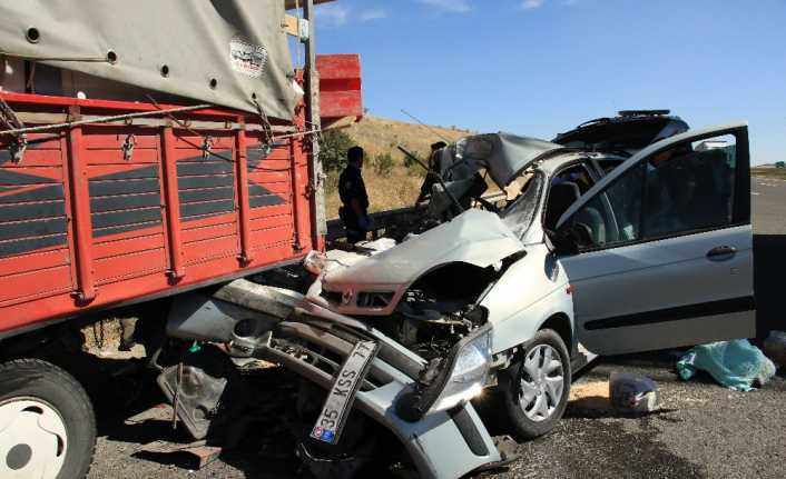 Başkent’te otomobilin kamyona çarpması sonucu meydana gelen trafik kazasında aynı
