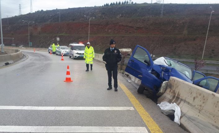 Ankara’da yağmur nedeniyle kayganlaşan zeminde kontrolden çıkan otomobil, beton bariyerlere