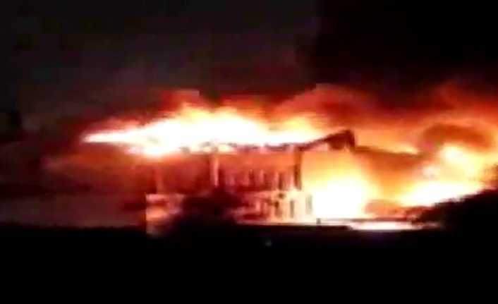 Irak’ın güneyindeki Basra kentinde valilik binasının protestocular tarafından ateşe verilmesi