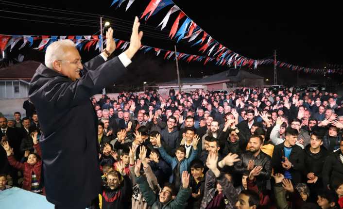 Erzincan Belediye Başkanı Cemalettin Başsoy, Akyazı Beldesindeki vatandaşlar ile bir