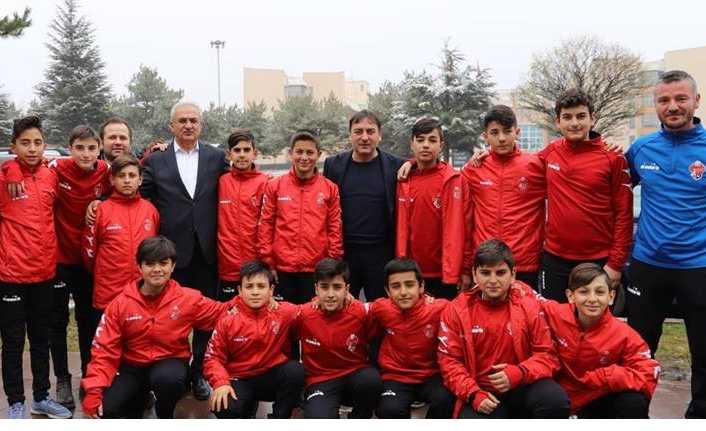 Erzincan Belediye Başkanı Cemalettin Başsoy, Erz Enerji Belediyespor’u ziyaret ederek