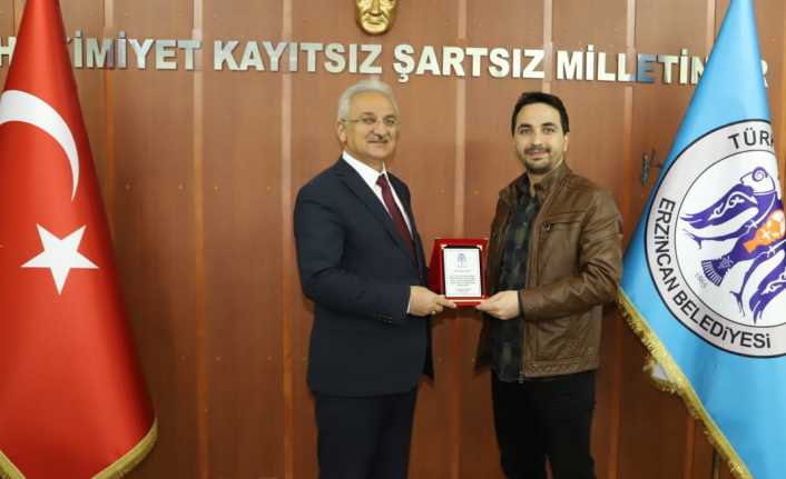 Başsoy’dan Belediye Meclis Üyelerine Plaket Erzincan Belediye Meclisi Mart ayı toplantısı yapıldı. Meclis toplantısında konuşan