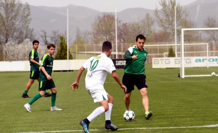 Bursaspor’un Arjantinli yıldızı Pablo Martin Batalla, U15 takımıyla antrenmana çıktı.
