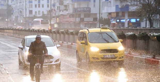 Antalya ile Muğla'da kuvvetli yağış uyarısı yapıldı. Kent merkezinde sabah