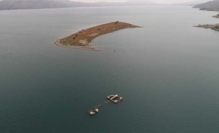 Elazığ’ın Hazar Gölü’nde bulunan batık şehirde ortaya çıkan kale ve