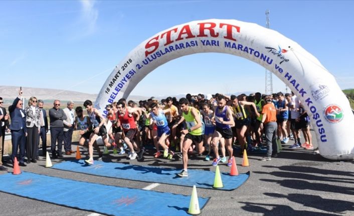 Türkiye, Kenya ve Etiyopya'dan 470 atletin katılımıyla gerçekleştirilen maratonda erkeklerde