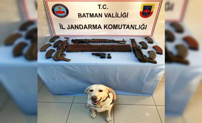 Batman’ın Demirbilek köyü kırsalında jandarma ekiplerince toprağa gömülü halde silah