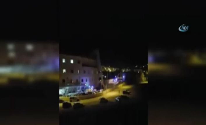 Bayburt’ta otomobil ile minibüsün menfez inşaatı için açılan çukura düşmesi