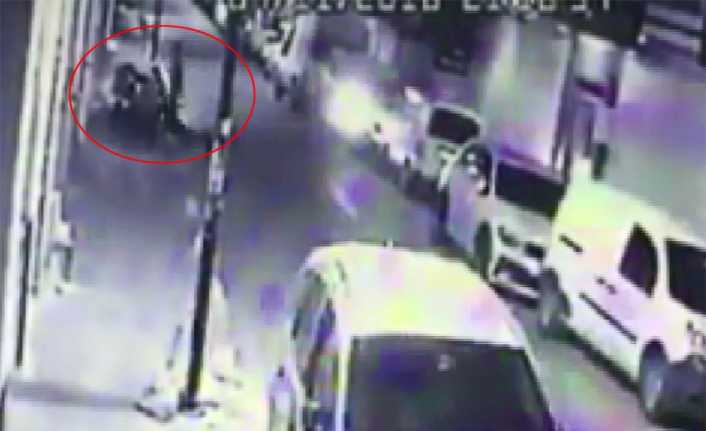 İstanbul Zeytinburnu’nda, bebek arabası ile yolda yürüyen bir kadının omzundaki