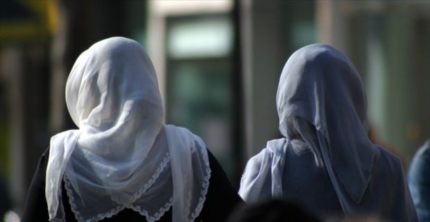 Belçika'da Tongeren Birinci Asliye Mahkemesi, Maasmechelen bölgesindeki okul kuralları gereği