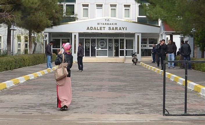 Diyarbakır'da terör soruşturması kapsamında tutuklanan eski DBP'li Bismil Belediye Başkan