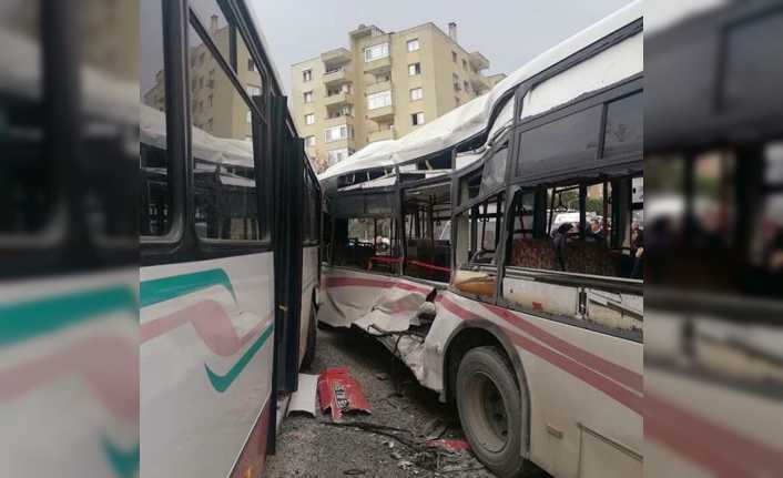 İzmir’in Menemen ilçesinde iki belediye otobüsü çarpışırken, 18 kişi yaralandı.