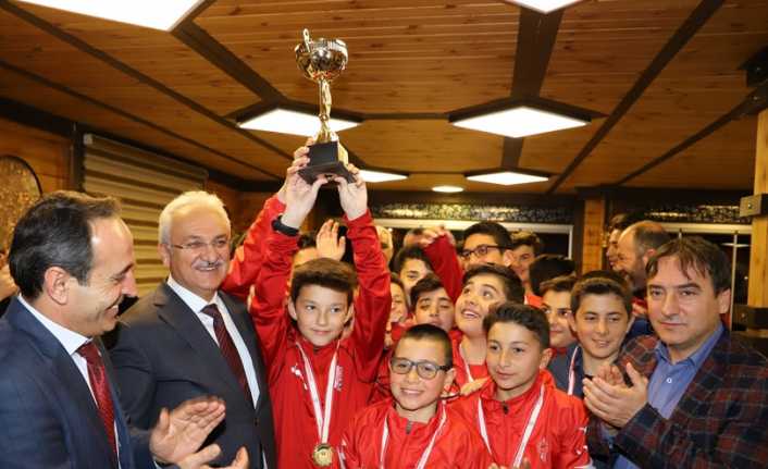Erzincan’da 2018-2019 Futbol Sezonu U15 liginde şampiyon olan Erz Enerji