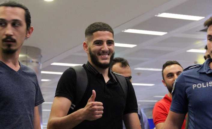 Fenerbahçe’nin yeni transferi Yassine Benzia İstanbul’a geldi. 