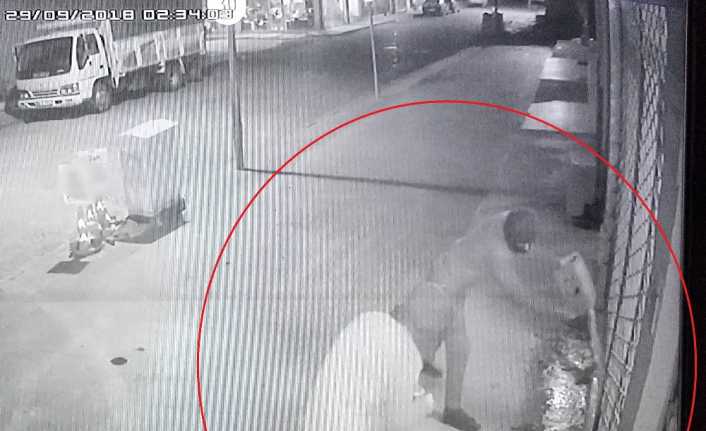 Samsun’da maskeli kimliği belirsiz 2 kişi benzin dökerek ateşe verdiği
