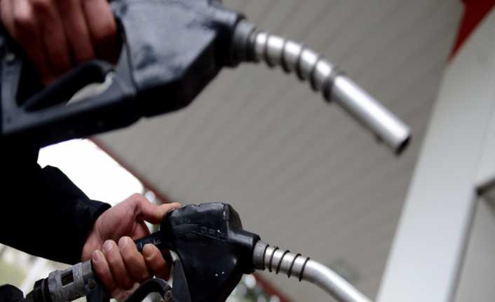Benzinin litre satış fiyatına bu geceyarısından itibaren 16 kuruşluk indirim