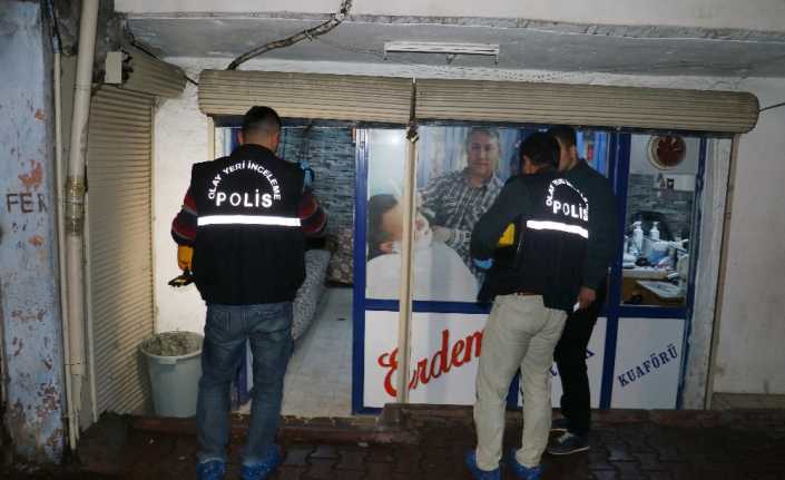 Adana’da yüzü maskeli bir kişi berberde müşteri olan şahsı pompalı