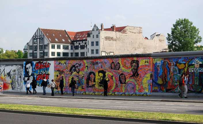 Almanya, ‘utanç duvarı’ olarak kabul edilen ve Berlin şehrini 28