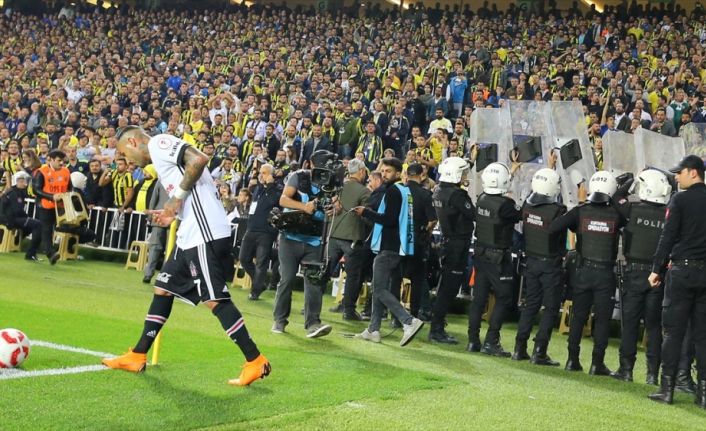 Beşiktaş, Fenerbahçe ile yapılan ve tatil edilen, sonrasında ise Türkiye
