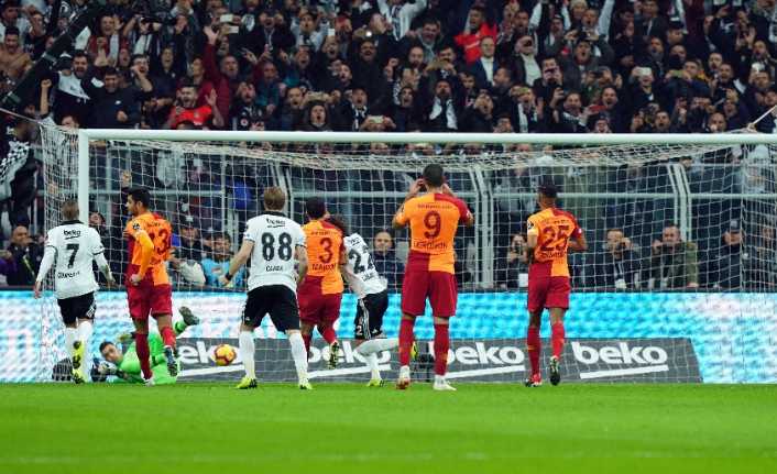 Spor Toto Süper Lig’in 14. haftasında oynanan Beşiktaş-Galatasaray derbisinde taraftarların