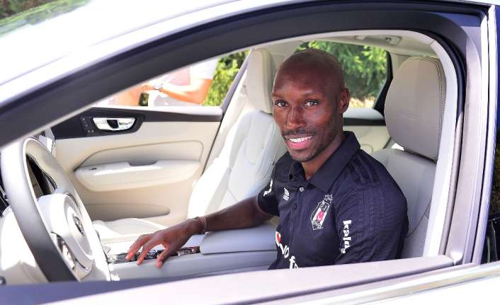 Beşiktaşlı futbolculara sponsorluk anlaşmasından dolayı araba hediye edildi. 