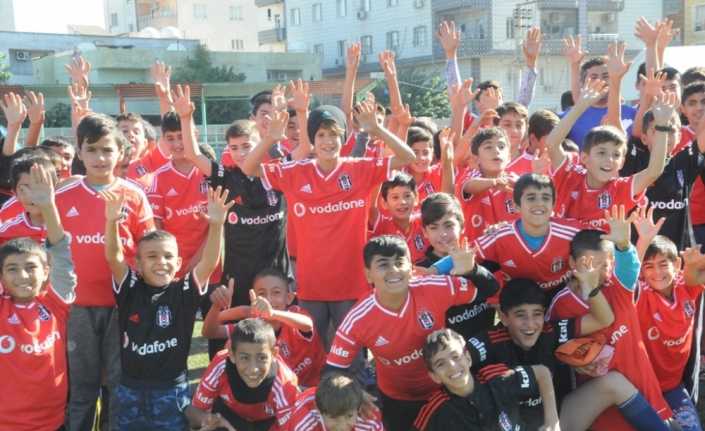 Beşiktaş Kulübü, 10 bin Cizreli çocuğa Beşiktaş forması hediye etti.