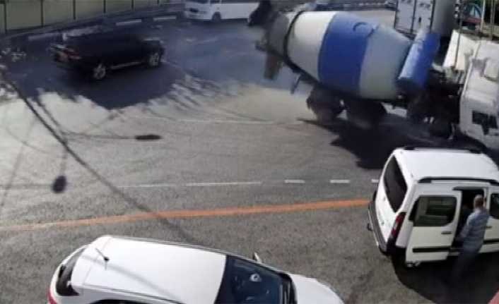 Rusya’nın Soçi şehrinde bir beton mikseri viraja sert girince bir
