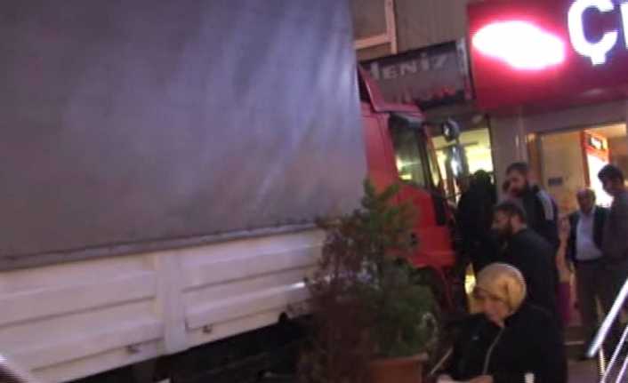 Beykoz’da freni boşalan kamyon önce otomobillere çarptı, ardından bir kuyumcu