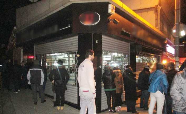 İstanbul Beykoz’da bir kuyumcuyu soymaya giden maskeli silahlı şahıs, baltayı