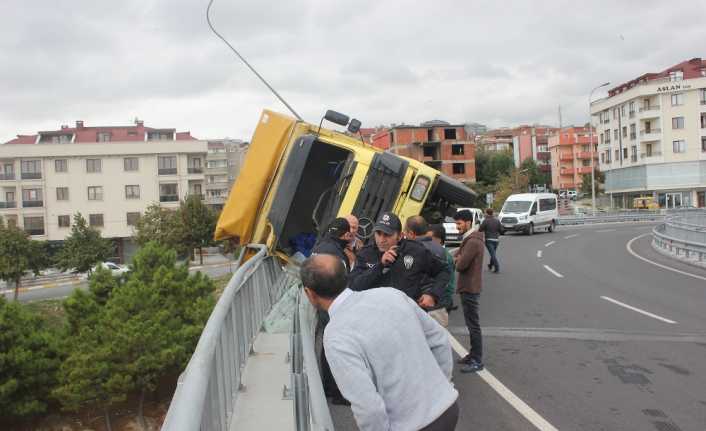 İstanbul Beylikdüzü’nde sürücüsünün direksiyon hakimiyetini kaybettiği kamyon köprü üzerinde bariyerlere