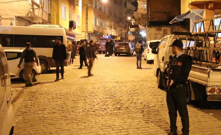 İstanbul Beyoğlu’nda bir kahvehaneye yüzü maskeli kimliği belirsiz kişi ya