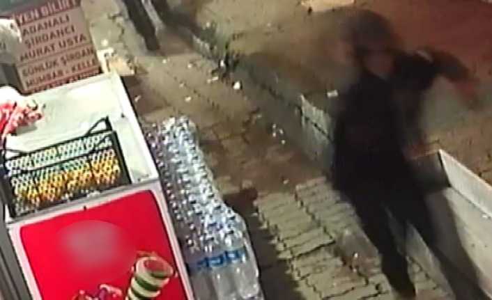 İstanbul Beyoğlu’nda sokakta telefonuyla uğraşan şahıs, kapkaç dehşeti yaşadı. Vatandaşın