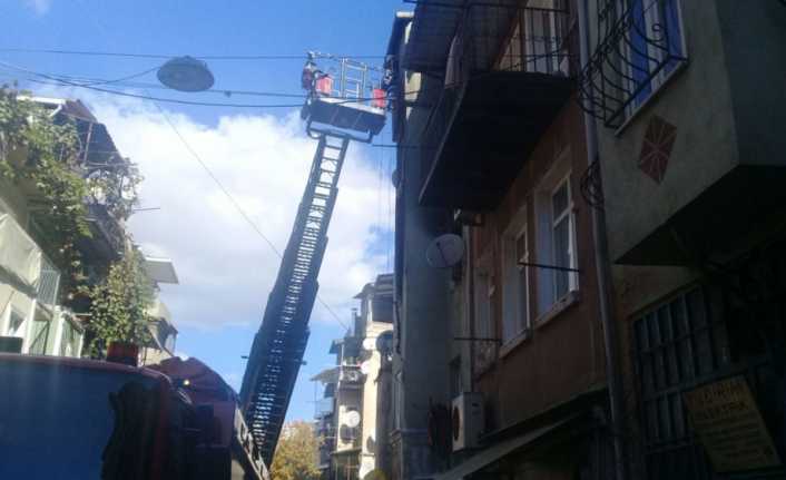 İstanbul Beyoğlu’nda yabancı uyruklu şahısların yaşadığı 4 katlı binada yangın