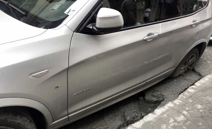 Beyoğlu’nda yol çöktü, cip içerisine saplandı Cihangir’de yoğun yağış nedeniyle bir sokaktaki yolda çökme meydana geldi.