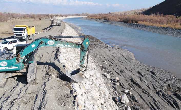 Erzincan Beytahtı Mesire Alanı Çardaklı Deresinde Islah Çalışmaları Devam Ediyor