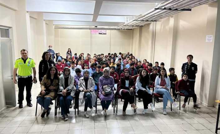 Erzincan’da Güvenli Okul Güvenli Gelecek Projesi kapsamında bilgilendirme faaliyetleri devam