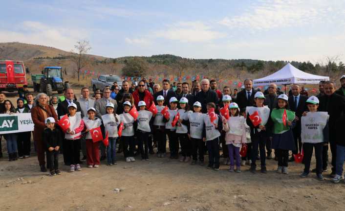Erzincan’da 100. Yıl Cumhuriyet Ormanı’nda fidan dikim etkinliğinde binlerce fidan