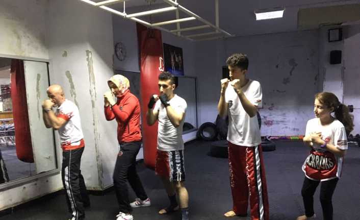 Eski milli kick boksçular Hasan Fahri Şen ve eşi Ayfer