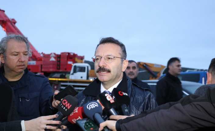 Kuzey Marmara Otoyolu’nda meydana gelen göçük alanında incelemelerde bulunan Kocaeli