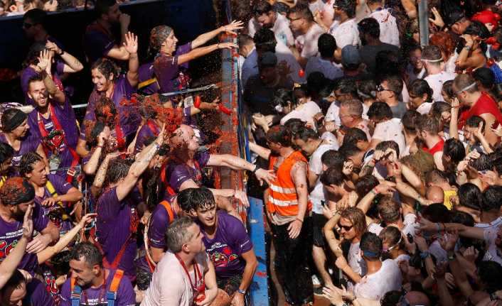 İspanya’nın ünlü domates fırlatma festivali “La Tomatina”da 22 bin kişi