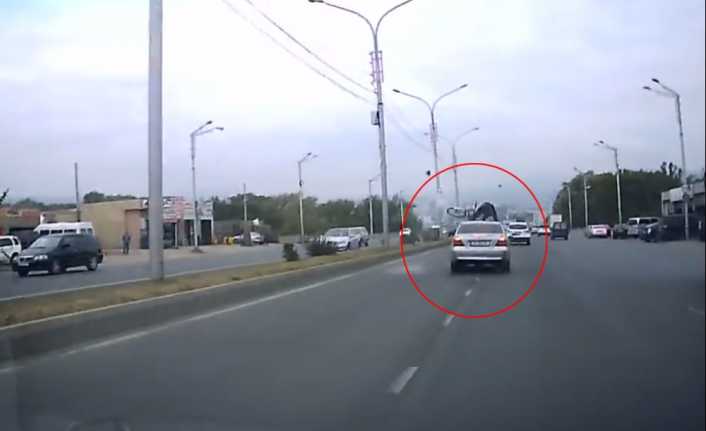 Gürcistan’ın başkenti Tiflis’te bisikletli şahsın sol şerit merakı kazayla bitti.